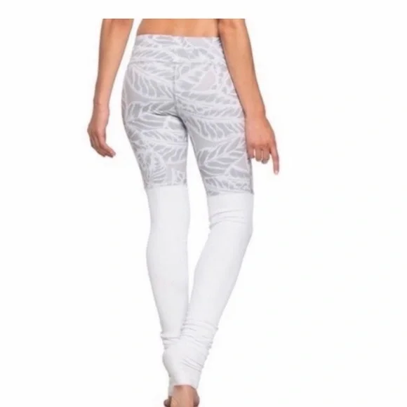 ALO Yoga White and Gray Leaf Pattern Jeggings - Picture 2 of 5